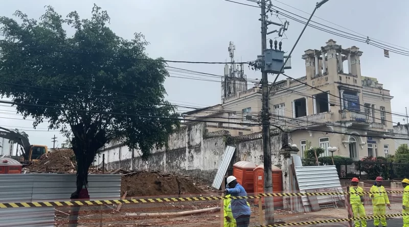 Obra de expansão do metrô de Salvador derruba dois casarões históricos no Campo Grande