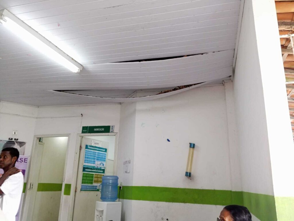 Teto cede em posto de saúde de Catu de Abrantes e moradores denunciam abandono da unidade