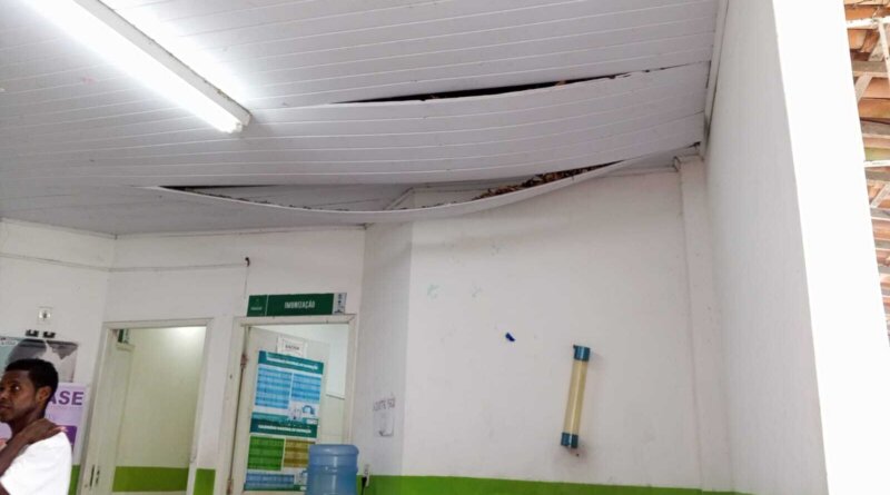 Teto cede em posto de saúde de Catu de Abrantes e moradores denunciam abandono da unidade