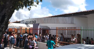 Alunos da rede pública de ensino de Camaçari continuam sem receber fardamento escolar 3