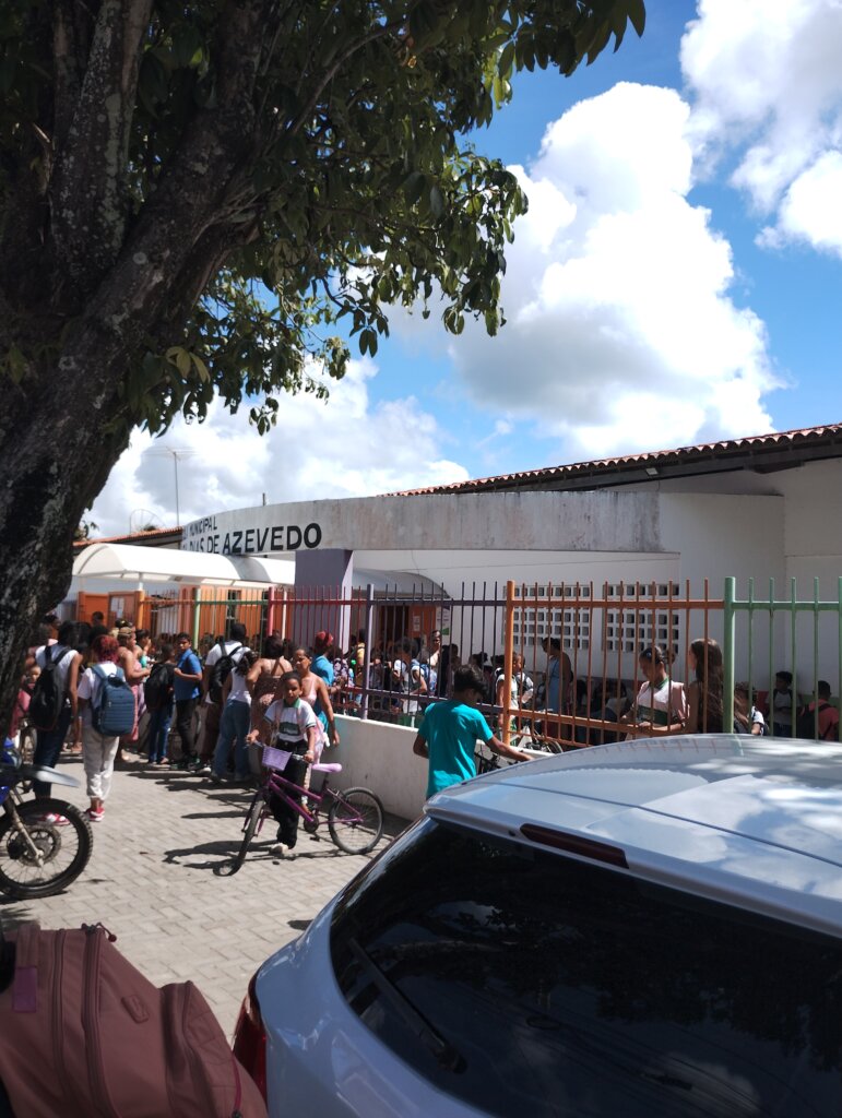 Alunos da rede pública de ensino de Camaçari continuam sem receber fardamento escolar 1