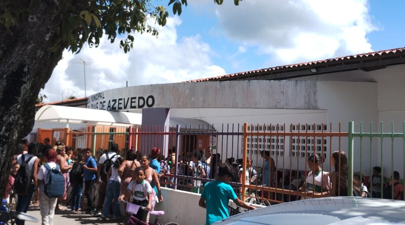 Alunos da rede pública de ensino de Camaçari continuam sem receber fardamento escolar 1