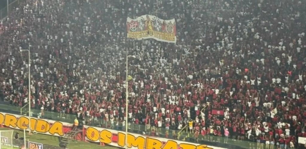 Em protesto contra arbitragem e CBF, torcida do Vitória vira as costas durante execução do hino nacional