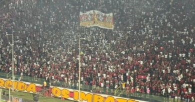 Em protesto contra arbitragem e CBF, torcida do Vitória vira as costas durante execução do hino nacional