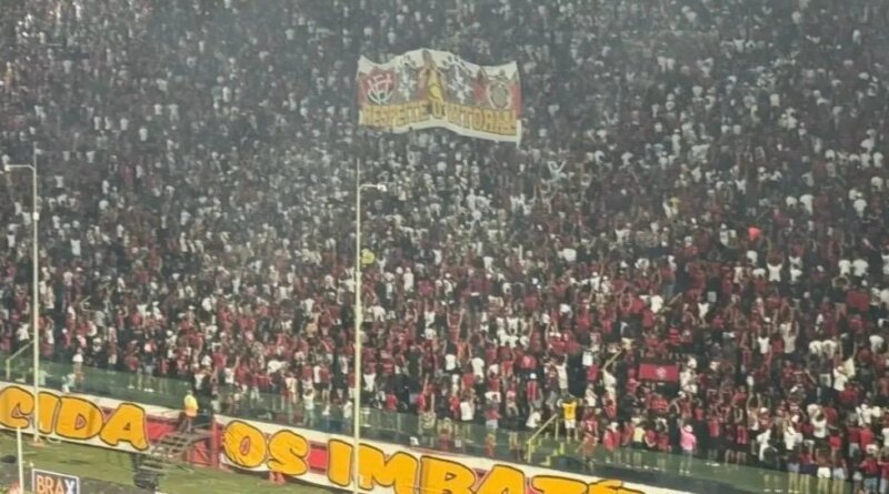 Em protesto contra arbitragem e CBF, torcida do Vitória vira as costas durante execução do hino nacional