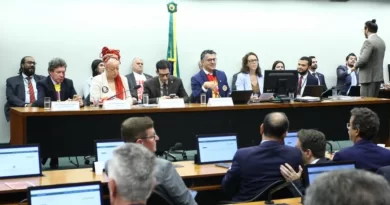Em clima pré-eleitoral, comissão da Câmara aprova PEC que prevê fim da escala 6x1