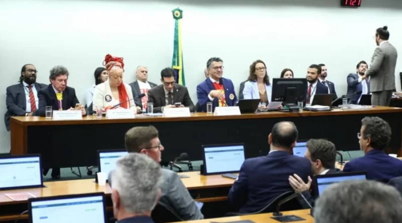 Em clima pré-eleitoral, comissão da Câmara aprova PEC que prevê fim da escala 6x1