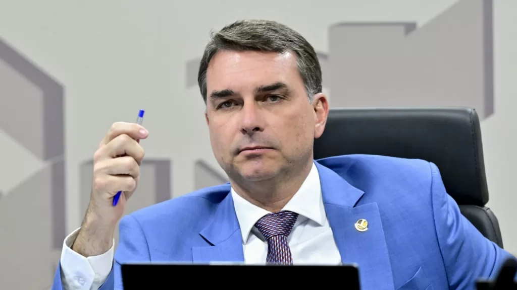 Pré-campanha de Flávio Bolsonaro aciona TSE após pesquisa induzir resposta com exposição de áudio 1