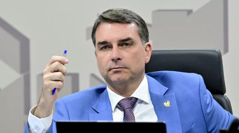 Pré-campanha de Flávio Bolsonaro aciona TSE após pesquisa induzir resposta com exposição de áudio 1