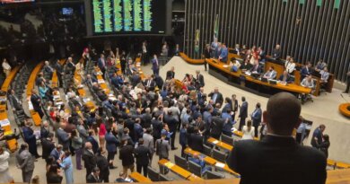 Deputados aprovam PEC que acaba com escala 6x1 e reduz jornada para 40 horas semanais