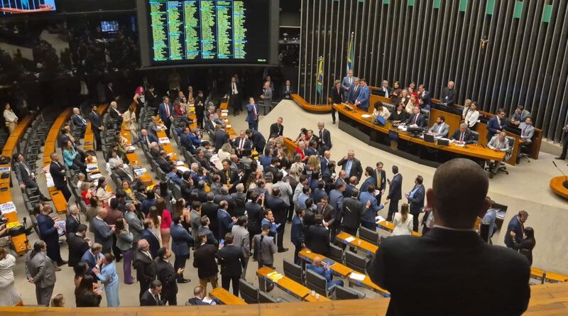 Deputados aprovam PEC que acaba com escala 6x1 e reduz jornada para 40 horas semanais