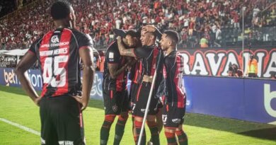 Vitória goleia o Coritiba no Barradão e encerra sequência negativa no Brasileirão