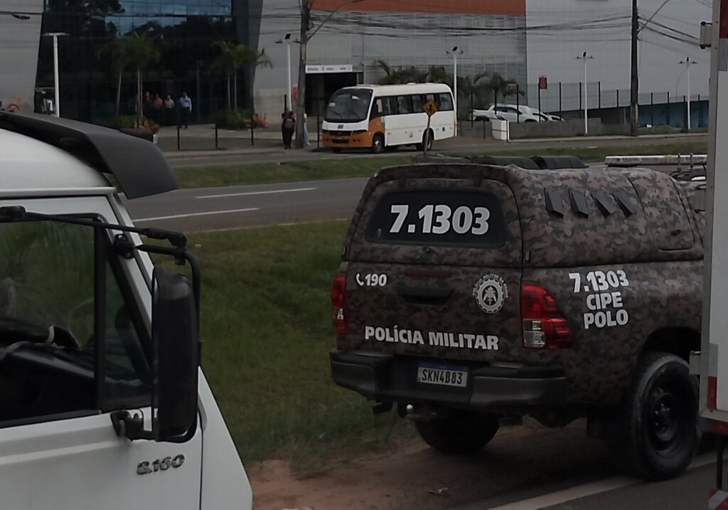 Perseguição policial provoca congestionamento na BA-099 1