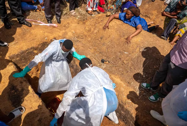 Mais de 30 mortes em campo de deslocados acendem alerta para avanço acelerado do Ebola na República Democrática do Congo