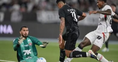 Vitória segura pressão do Botafogo, conta com noite inspirada de Lucas Arcanjo e soma ponto importante fora de casa