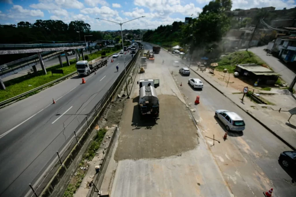 BR-324 volta a ser parcialmente interditada após novo afundamento do asfalto em Simões Filho