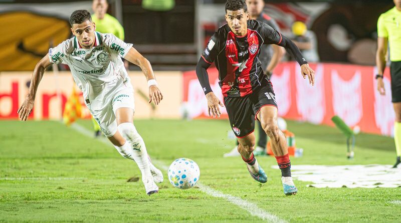 Vitória é prejudicado pela arbitragem, perde dois jogadores expulsos e sofre goleada para o Palmeiras no Barradão