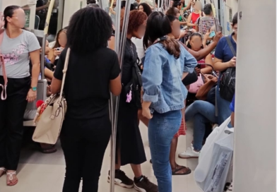 Primeiro dia de vagão exclusivo para mulheres gera reclamações de passageiros no metrô