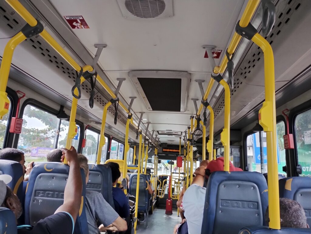 Moradora de Vila de Abrantes reclama do descumprimento de horários dos ônibus para Camaçari 1