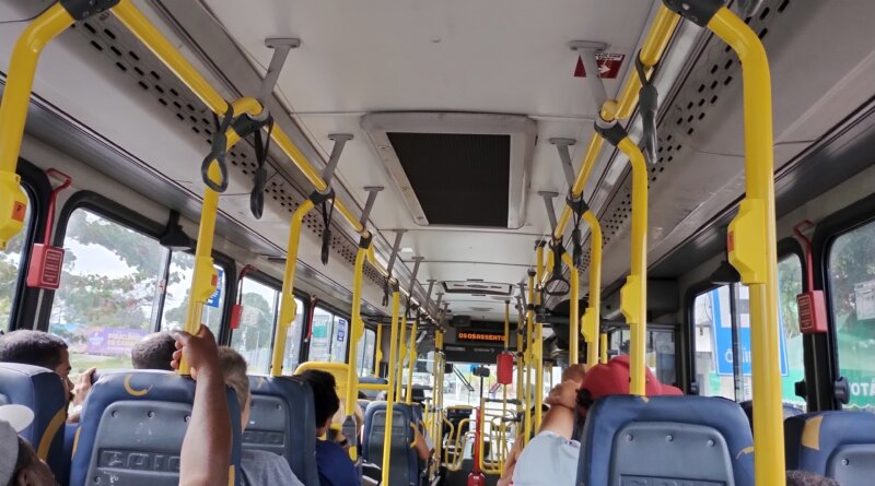 Moradora de Vila de Abrantes reclama do descumprimento de horários dos ônibus para Camaçari 1