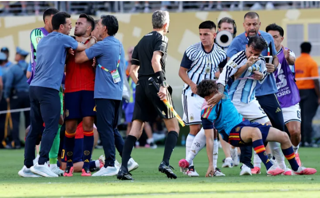 FIFA pune Argentina com público reduzido e suspensão deParedes por 10 jogos 1