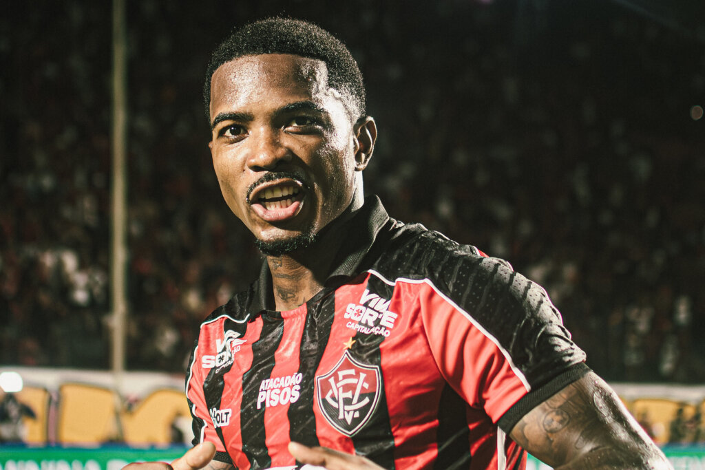 Vitória perde Cacá por dois jogos após confusão no Ba-Vi; zagueiro é punido pelo STJD