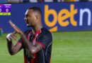 Zagueiro do Vitória é suspenso por um jogo após gesto contra arbitragem em duelo com o Palmeiras