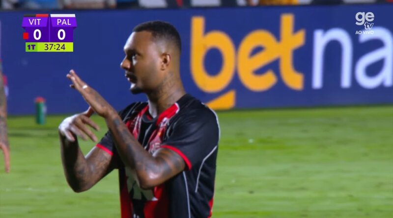 Zagueiro do Vitória é suspenso por um jogo após gesto contra arbitragem em duelo com o Palmeiras 1