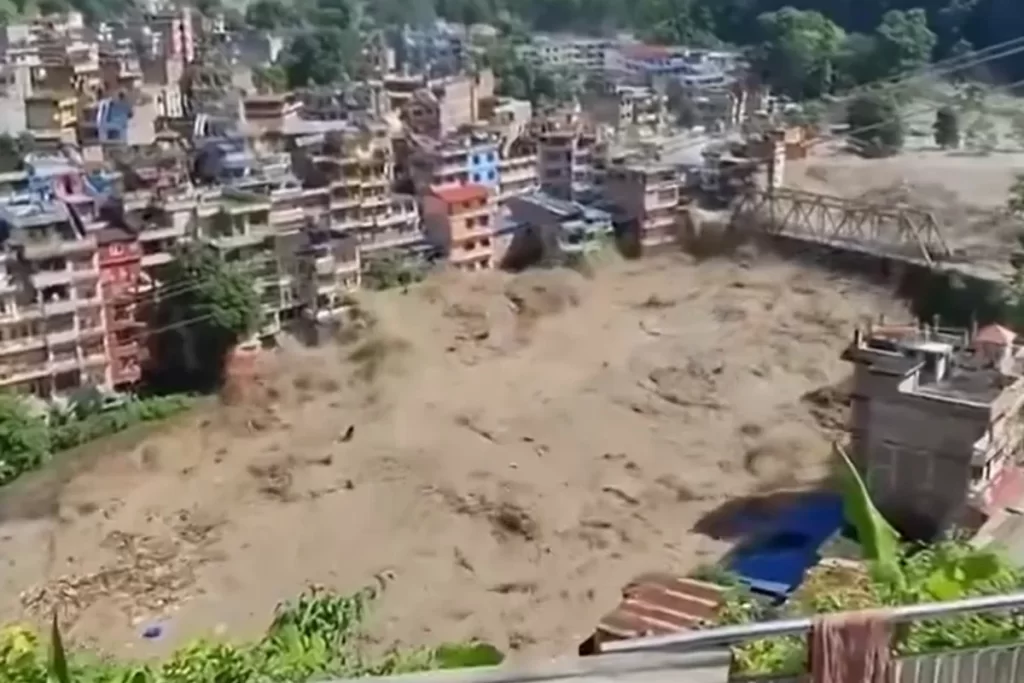 Terremoto desencadeia avalanche de lama e enchente devastadora no Nepal; centenas estão desaparecidos