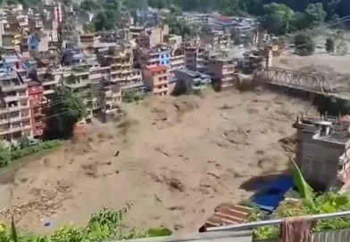 Terremoto desencadeia avalanche de lama e enchente devastadora no Nepal; centenas estão desaparecidos