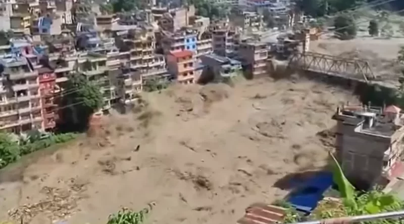 Terremoto desencadeia avalanche de lama e enchente devastadora no Nepal; centenas estão desaparecidos