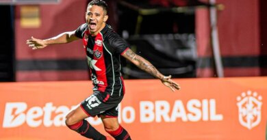 Vitória goleia Athletico-PR, reverte desvantagem e garante vaga nas quartas da Copa do Brasil