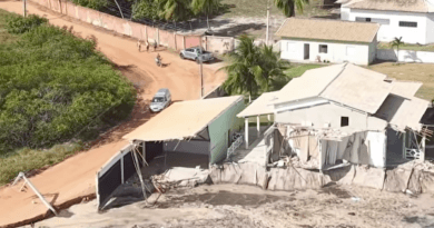 Avanço do mar destrói parte de residência na Praia do Saco, em Estância