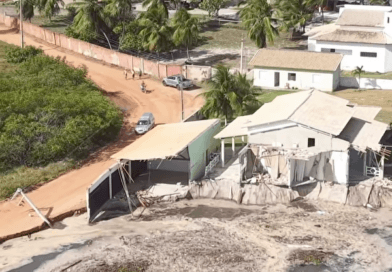 Avanço do mar destrói parte de residência na Praia do Saco, em Estância