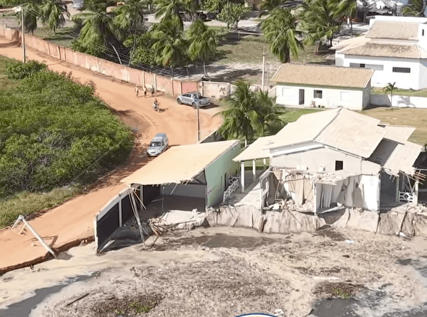 Avanço do mar destrói parte de residência na Praia do Saco, em Estância