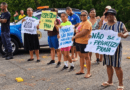 Moradores de Vila Sauípe protestam por acesso à praia na entrada da Costa do Sauípe