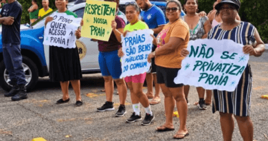 Moradores de Vila Sauípe protestam por acesso à praia na entrada da Costa do Sauípe