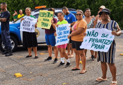 Moradores de Vila Sauípe protestam por acesso à praia na entrada da Costa do Sauípe