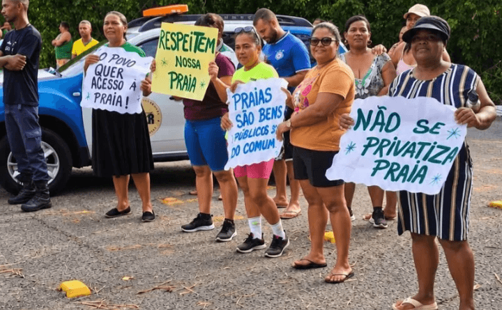Moradores de Vila Sauípe protestam por acesso à praia na entrada da Costa do Sauípe