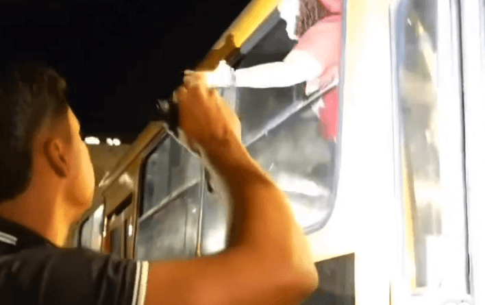 Vereador de Salvador questiona uso de ônibus escolar em evento ligado ao PT