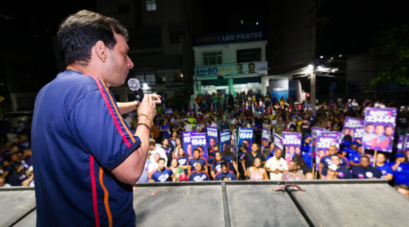 Vermelho em Brasília e azul em Salvador: Léo Prates lança candidatura à reeleição com histórico de malabarismo político entre o apoio a ACM Neto e o alinhamento ao governo Lula