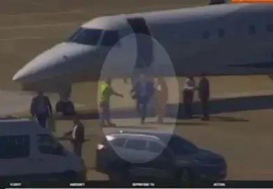 Imagens mostram Moraes e esposa desembarcando de jatinho ligado a Vorcaro após negociação de R$ 50 milhões
