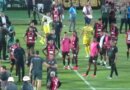 Os ânimos ficaram à flor da pele no elenco do Vitória logo após o apito final da partida contra o Mirassol, neste domingo (13/9), no Estádio Maião. O Leão da Barra chegou a abrir 2 a 0, mas se atrapalhou, cedeu espaços e viu o adversário buscar o empate por 2 a 2, resultado que provocou uma cena de tensão entre os próprios jogadores ainda no gramado. O atacante Renê, autor dos dois gols do Vitória na partida, pareceu bastante impaciente com o restante da equipe e discutiu com companheiros logo após o término do jogo. Ele chegou a ter um princípio de atrito com o também atacante Renato Kayzer antes de seguir para o vestiário. O flagra foi registrado pelo canal Canto Rubro-Negro, que transmitia a partida. Um problema que se repete fora de casa A discussão em campo expõe a crise vivida pelo Vitória quando o assunto é jogar longe do Barradão. O time ainda não venceu como visitante no Campeonato Brasileiro: são 13 jogos fora de casa nesta edição, com quatro empates e nove derrotas — nenhuma vitória. A pressão por um resultado positivo fora de casa, somada à frustração de ver uma vantagem de dois gols escapar, parece ter contribuído para o momento de tensão entre os atletas. Próximo compromisso O Vitória volta a campo no próximo domingo (20/9), diante do Cruzeiro, às 16h, no Barradão, na tentativa de voltar a vencer e amenizar o desgaste gerado pelo resultado em MirassolOs ânimos ficaram à flor da pele no elenco do Vitória logo após o apito final da partida contra o Mirassol, neste domingo (13/9), no Estádio Maião. O Leão da Barra chegou a abrir 2 a 0, mas se atrapalhou, cedeu espaços e viu o adversário buscar o empate por 2 a 2, resultado que provocou uma cena de tensão entre os próprios jogadores ainda no gramado. O atacante Renê, autor dos dois gols do Vitória na partida, pareceu bastante impaciente com o restante da equipe e discutiu com companheiros logo após o término do jogo. Ele chegou a ter um princípio de atrito com o também atacante Renato Kayzer antes de seguir para o vestiário. O flagra foi registrado pelo canal Canto Rubro-Negro, que transmitia a partida. Um problema que se repete fora de casa A discussão em campo expõe a crise vivida pelo Vitória quando o assunto é jogar longe do Barradão. O time ainda não venceu como visitante no Campeonato Brasileiro: são 13 jogos fora de casa nesta edição, com quatro empates e nove derrotas — nenhuma vitória. A pressão por um resultado positivo fora de casa, somada à frustração de ver uma vantagem de dois gols escapar, parece ter contribuído para o momento de tensão entre os atletas. Próximo compromisso O Vitória volta a campo no próximo domingo (20/9), diante do Cruzeiro, às 16h, no Barradão, na tentativa de voltar a vencer e amenizar o desgaste gerado pelo resultado em Mirassol