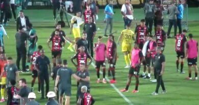 Os ânimos ficaram à flor da pele no elenco do Vitória logo após o apito final da partida contra o Mirassol, neste domingo (13/9), no Estádio Maião. O Leão da Barra chegou a abrir 2 a 0, mas se atrapalhou, cedeu espaços e viu o adversário buscar o empate por 2 a 2, resultado que provocou uma cena de tensão entre os próprios jogadores ainda no gramado. O atacante Renê, autor dos dois gols do Vitória na partida, pareceu bastante impaciente com o restante da equipe e discutiu com companheiros logo após o término do jogo. Ele chegou a ter um princípio de atrito com o também atacante Renato Kayzer antes de seguir para o vestiário. O flagra foi registrado pelo canal Canto Rubro-Negro, que transmitia a partida. Um problema que se repete fora de casa A discussão em campo expõe a crise vivida pelo Vitória quando o assunto é jogar longe do Barradão. O time ainda não venceu como visitante no Campeonato Brasileiro: são 13 jogos fora de casa nesta edição, com quatro empates e nove derrotas — nenhuma vitória. A pressão por um resultado positivo fora de casa, somada à frustração de ver uma vantagem de dois gols escapar, parece ter contribuído para o momento de tensão entre os atletas. Próximo compromisso O Vitória volta a campo no próximo domingo (20/9), diante do Cruzeiro, às 16h, no Barradão, na tentativa de voltar a vencer e amenizar o desgaste gerado pelo resultado em MirassolOs ânimos ficaram à flor da pele no elenco do Vitória logo após o apito final da partida contra o Mirassol, neste domingo (13/9), no Estádio Maião. O Leão da Barra chegou a abrir 2 a 0, mas se atrapalhou, cedeu espaços e viu o adversário buscar o empate por 2 a 2, resultado que provocou uma cena de tensão entre os próprios jogadores ainda no gramado. O atacante Renê, autor dos dois gols do Vitória na partida, pareceu bastante impaciente com o restante da equipe e discutiu com companheiros logo após o término do jogo. Ele chegou a ter um princípio de atrito com o também atacante Renato Kayzer antes de seguir para o vestiário. O flagra foi registrado pelo canal Canto Rubro-Negro, que transmitia a partida. Um problema que se repete fora de casa A discussão em campo expõe a crise vivida pelo Vitória quando o assunto é jogar longe do Barradão. O time ainda não venceu como visitante no Campeonato Brasileiro: são 13 jogos fora de casa nesta edição, com quatro empates e nove derrotas — nenhuma vitória. A pressão por um resultado positivo fora de casa, somada à frustração de ver uma vantagem de dois gols escapar, parece ter contribuído para o momento de tensão entre os atletas. Próximo compromisso O Vitória volta a campo no próximo domingo (20/9), diante do Cruzeiro, às 16h, no Barradão, na tentativa de voltar a vencer e amenizar o desgaste gerado pelo resultado em Mirassol