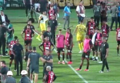 Os ânimos ficaram à flor da pele no elenco do Vitória logo após o apito final da partida contra o Mirassol, neste domingo (13/9), no Estádio Maião. O Leão da Barra chegou a abrir 2 a 0, mas se atrapalhou, cedeu espaços e viu o adversário buscar o empate por 2 a 2, resultado que provocou uma cena de tensão entre os próprios jogadores ainda no gramado. O atacante Renê, autor dos dois gols do Vitória na partida, pareceu bastante impaciente com o restante da equipe e discutiu com companheiros logo após o término do jogo. Ele chegou a ter um princípio de atrito com o também atacante Renato Kayzer antes de seguir para o vestiário. O flagra foi registrado pelo canal Canto Rubro-Negro, que transmitia a partida. Um problema que se repete fora de casa A discussão em campo expõe a crise vivida pelo Vitória quando o assunto é jogar longe do Barradão. O time ainda não venceu como visitante no Campeonato Brasileiro: são 13 jogos fora de casa nesta edição, com quatro empates e nove derrotas — nenhuma vitória. A pressão por um resultado positivo fora de casa, somada à frustração de ver uma vantagem de dois gols escapar, parece ter contribuído para o momento de tensão entre os atletas. Próximo compromisso O Vitória volta a campo no próximo domingo (20/9), diante do Cruzeiro, às 16h, no Barradão, na tentativa de voltar a vencer e amenizar o desgaste gerado pelo resultado em MirassolOs ânimos ficaram à flor da pele no elenco do Vitória logo após o apito final da partida contra o Mirassol, neste domingo (13/9), no Estádio Maião. O Leão da Barra chegou a abrir 2 a 0, mas se atrapalhou, cedeu espaços e viu o adversário buscar o empate por 2 a 2, resultado que provocou uma cena de tensão entre os próprios jogadores ainda no gramado. O atacante Renê, autor dos dois gols do Vitória na partida, pareceu bastante impaciente com o restante da equipe e discutiu com companheiros logo após o término do jogo. Ele chegou a ter um princípio de atrito com o também atacante Renato Kayzer antes de seguir para o vestiário. O flagra foi registrado pelo canal Canto Rubro-Negro, que transmitia a partida. Um problema que se repete fora de casa A discussão em campo expõe a crise vivida pelo Vitória quando o assunto é jogar longe do Barradão. O time ainda não venceu como visitante no Campeonato Brasileiro: são 13 jogos fora de casa nesta edição, com quatro empates e nove derrotas — nenhuma vitória. A pressão por um resultado positivo fora de casa, somada à frustração de ver uma vantagem de dois gols escapar, parece ter contribuído para o momento de tensão entre os atletas. Próximo compromisso O Vitória volta a campo no próximo domingo (20/9), diante do Cruzeiro, às 16h, no Barradão, na tentativa de voltar a vencer e amenizar o desgaste gerado pelo resultado em Mirassol