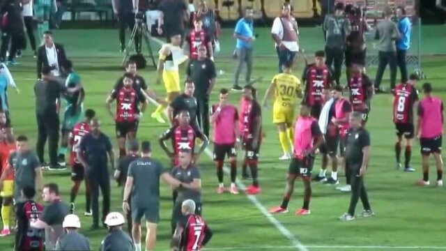 Os ânimos ficaram à flor da pele no elenco do Vitória logo após o apito final da partida contra o Mirassol, neste domingo (13/9), no Estádio Maião. O Leão da Barra chegou a abrir 2 a 0, mas se atrapalhou, cedeu espaços e viu o adversário buscar o empate por 2 a 2, resultado que provocou uma cena de tensão entre os próprios jogadores ainda no gramado. O atacante Renê, autor dos dois gols do Vitória na partida, pareceu bastante impaciente com o restante da equipe e discutiu com companheiros logo após o término do jogo. Ele chegou a ter um princípio de atrito com o também atacante Renato Kayzer antes de seguir para o vestiário. O flagra foi registrado pelo canal Canto Rubro-Negro, que transmitia a partida. Um problema que se repete fora de casa A discussão em campo expõe a crise vivida pelo Vitória quando o assunto é jogar longe do Barradão. O time ainda não venceu como visitante no Campeonato Brasileiro: são 13 jogos fora de casa nesta edição, com quatro empates e nove derrotas — nenhuma vitória. A pressão por um resultado positivo fora de casa, somada à frustração de ver uma vantagem de dois gols escapar, parece ter contribuído para o momento de tensão entre os atletas. Próximo compromisso O Vitória volta a campo no próximo domingo (20/9), diante do Cruzeiro, às 16h, no Barradão, na tentativa de voltar a vencer e amenizar o desgaste gerado pelo resultado em MirassolOs ânimos ficaram à flor da pele no elenco do Vitória logo após o apito final da partida contra o Mirassol, neste domingo (13/9), no Estádio Maião. O Leão da Barra chegou a abrir 2 a 0, mas se atrapalhou, cedeu espaços e viu o adversário buscar o empate por 2 a 2, resultado que provocou uma cena de tensão entre os próprios jogadores ainda no gramado. O atacante Renê, autor dos dois gols do Vitória na partida, pareceu bastante impaciente com o restante da equipe e discutiu com companheiros logo após o término do jogo. Ele chegou a ter um princípio de atrito com o também atacante Renato Kayzer antes de seguir para o vestiário. O flagra foi registrado pelo canal Canto Rubro-Negro, que transmitia a partida. Um problema que se repete fora de casa A discussão em campo expõe a crise vivida pelo Vitória quando o assunto é jogar longe do Barradão. O time ainda não venceu como visitante no Campeonato Brasileiro: são 13 jogos fora de casa nesta edição, com quatro empates e nove derrotas — nenhuma vitória. A pressão por um resultado positivo fora de casa, somada à frustração de ver uma vantagem de dois gols escapar, parece ter contribuído para o momento de tensão entre os atletas. Próximo compromisso O Vitória volta a campo no próximo domingo (20/9), diante do Cruzeiro, às 16h, no Barradão, na tentativa de voltar a vencer e amenizar o desgaste gerado pelo resultado em Mirassol