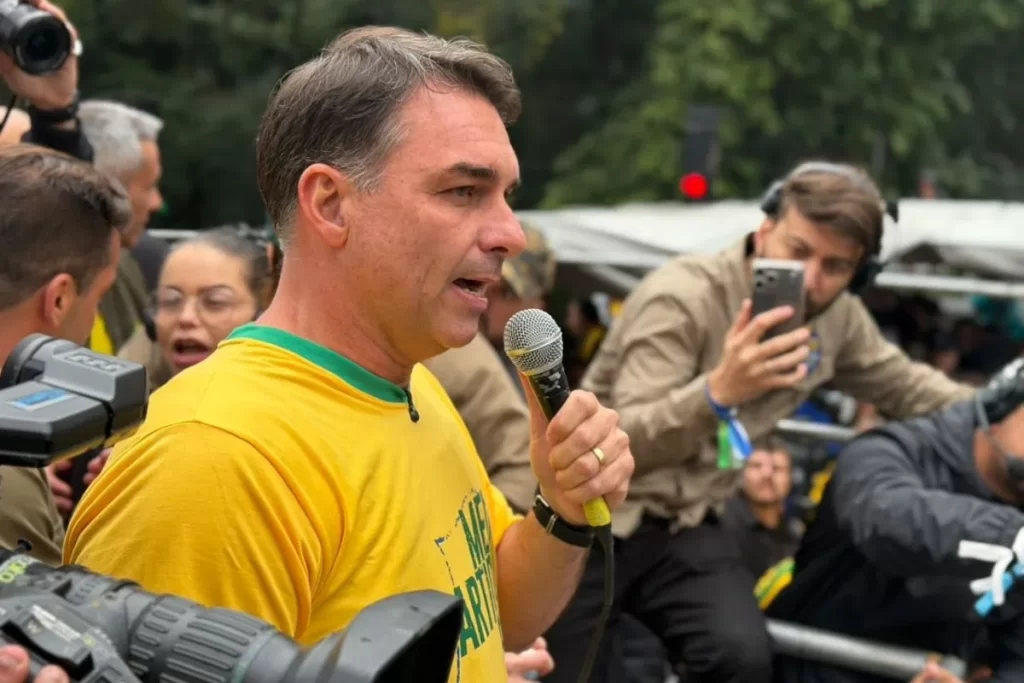 Flávio Bolsonaro avança ao segundo turno e enfrentará Lula na disputa pela Presidência 1