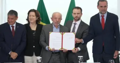Há 17 dias da eleição, Lula anuncia reajuste de 15% no Bolsa Família 1