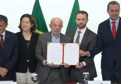 Há 17 dias da eleição, Lula anuncia reajuste de 15% no Bolsa Família