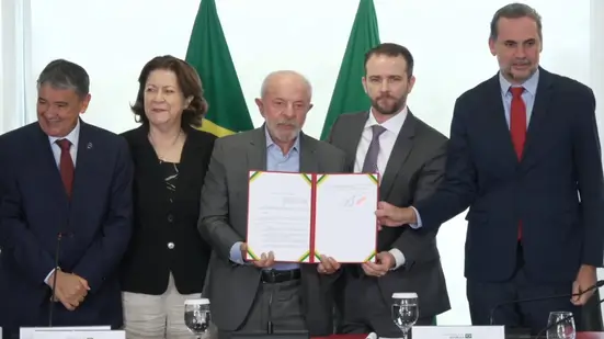 Há 17 dias da eleição, Lula anuncia reajuste de 15% no Bolsa Família 1
